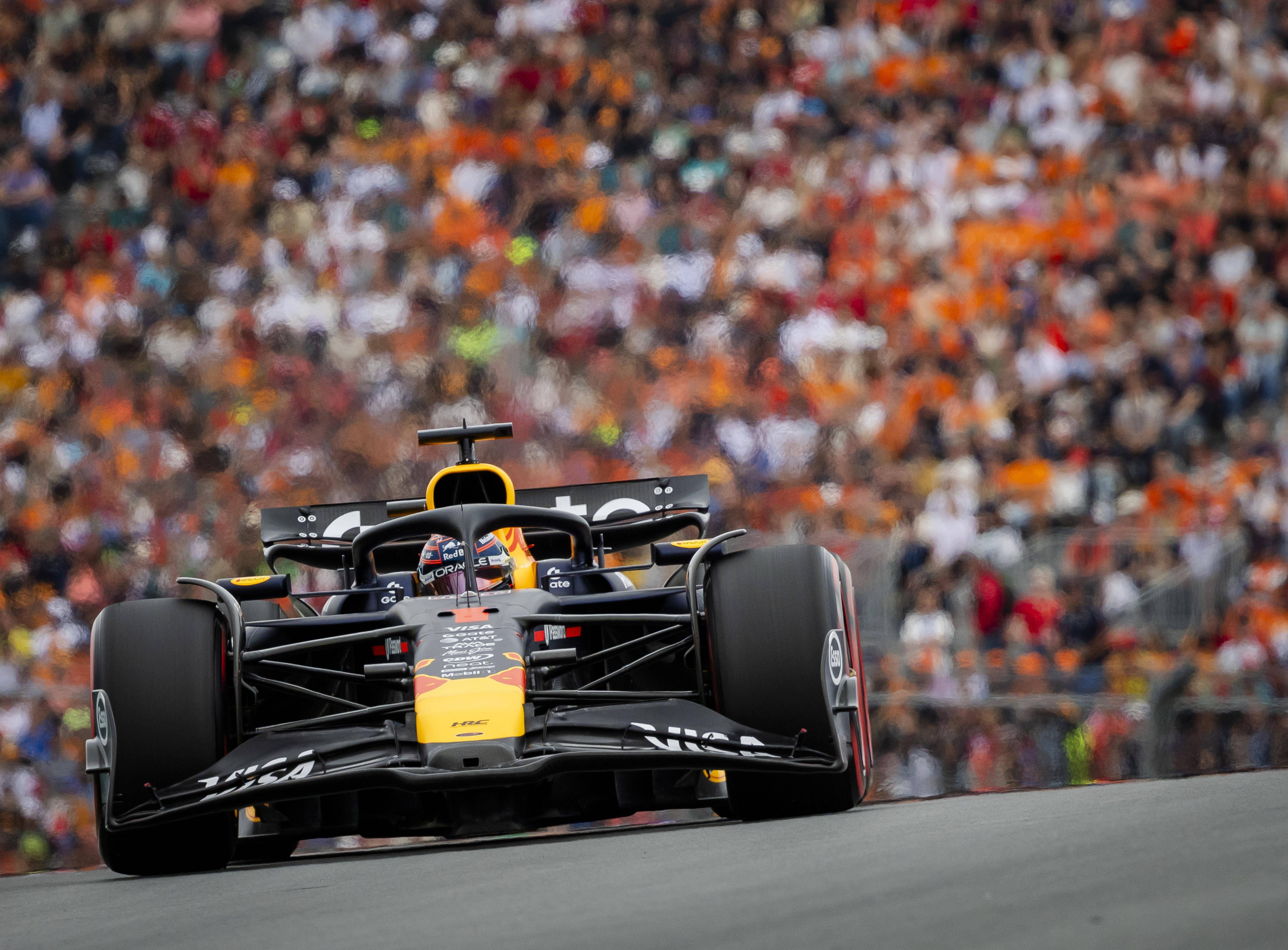 梅赛德斯力克红牛车队，皮亚斯特里带队取胜